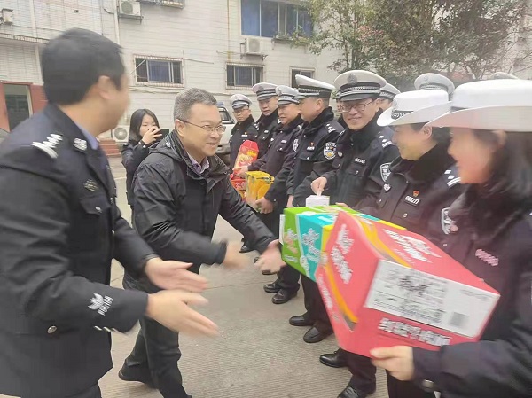 荥经县委常委、政法委书记王骞警察节走访慰问基层民警