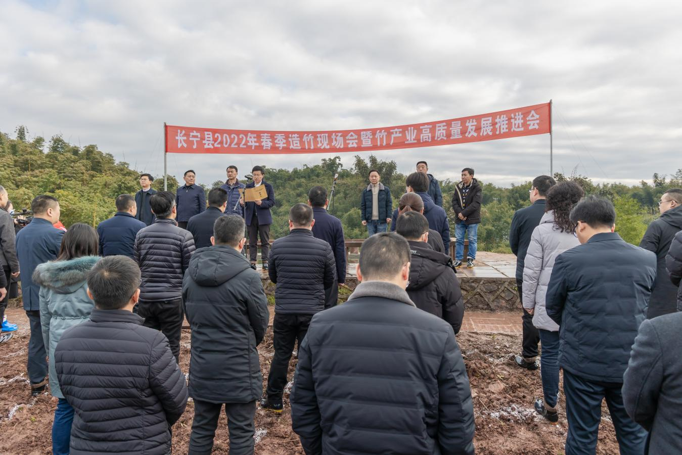 长宁县连续34年节后上班开展造林绿化