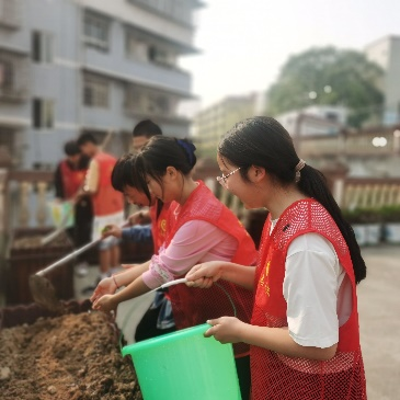 相约春天，共植希望——桂溪中学开展植树活动