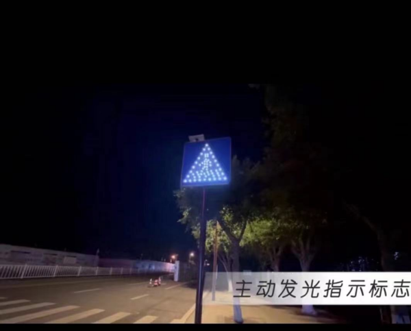 内江交警关注群众安全出行人行道上置安防设施