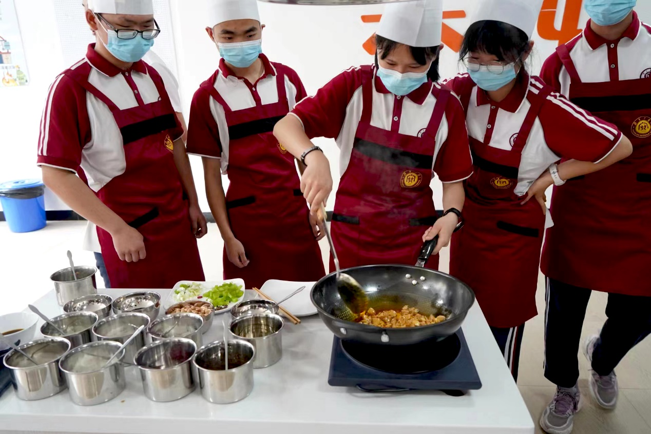 四川广安中学校本课程“美好食光”开课啦！
