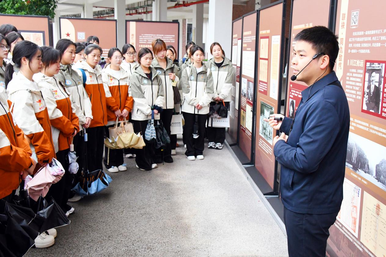 о񡤼ഺݿսУչ߽ĴְҵѧԺ