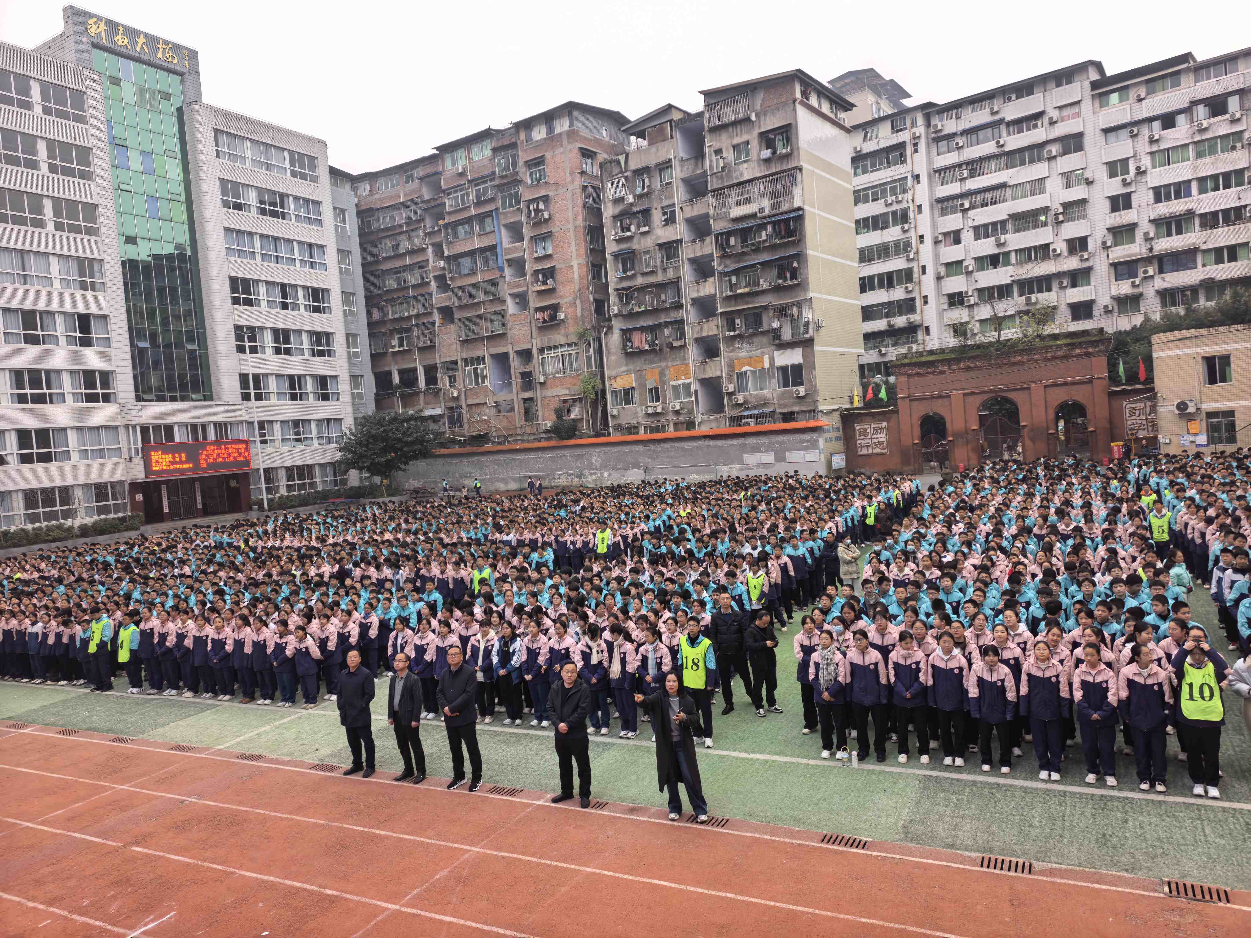 在运动中成长 在拼搏中奋进 宣汉中学来鹿学校第三届趣味运动会侧记