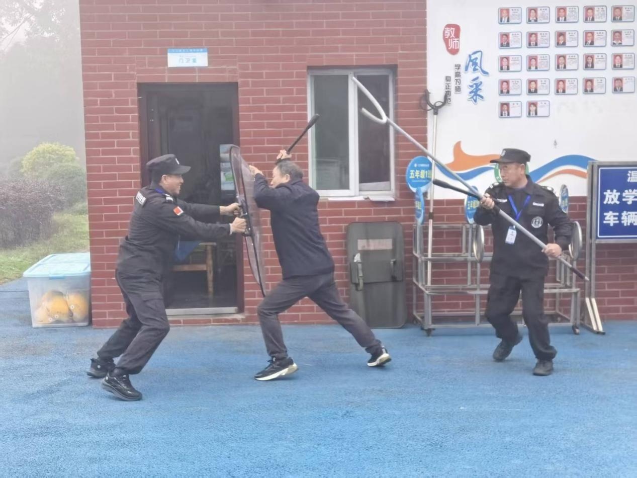 实战演练强本领校警联动护校园——宜宾三江新区江南镇派出所组织校园最小单元应急演练