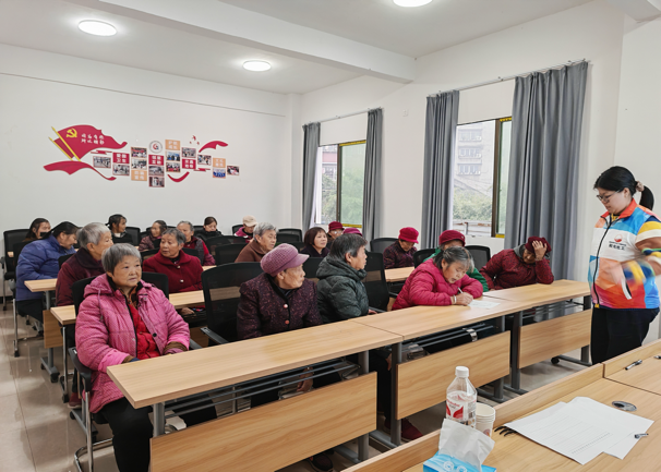 武胜县乐善镇开展“艾香伴岁月 巧手制锤暖”养老关爱活动