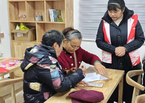 武胜县烈面镇开展“草本盐香・温敷养身”养生艾草枕手工活动