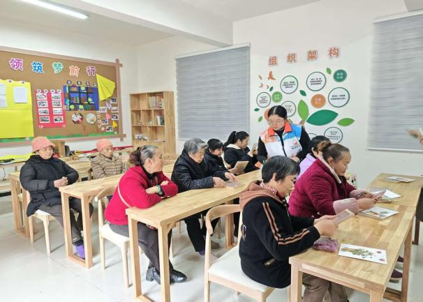 武胜县烈面镇开展“定格花漾时光 手作温暖记忆”干花相框DIY活动