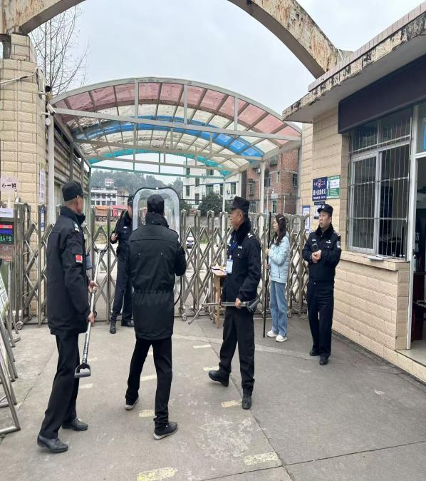 筑牢安全防线 护航成长之路——宜宾三江新区罗龙中心幼儿园联合罗龙派出所开展校园最小应急单元安防培训