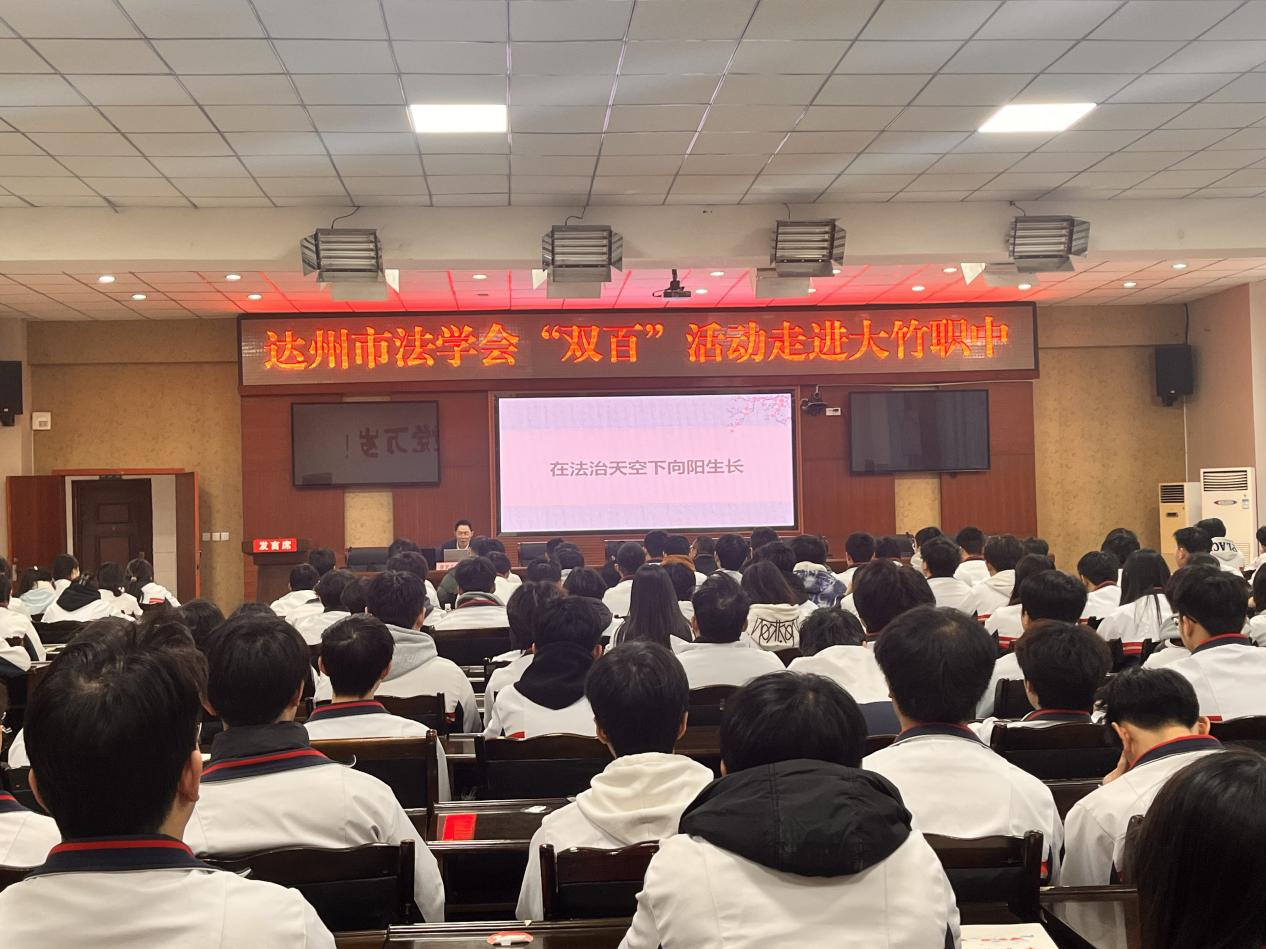 ���λ����ഺ· ���ļ�ֵ��δ�����������з�ѧ�ᡰ˫�١���߽�����ְ��