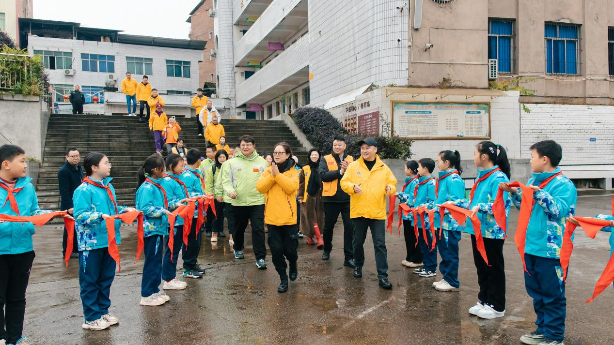 ��˰��ůͯ�� ʨ��Բ����У԰�������ݸ�����ľ������ѧУӭ��ů������ѧ�����