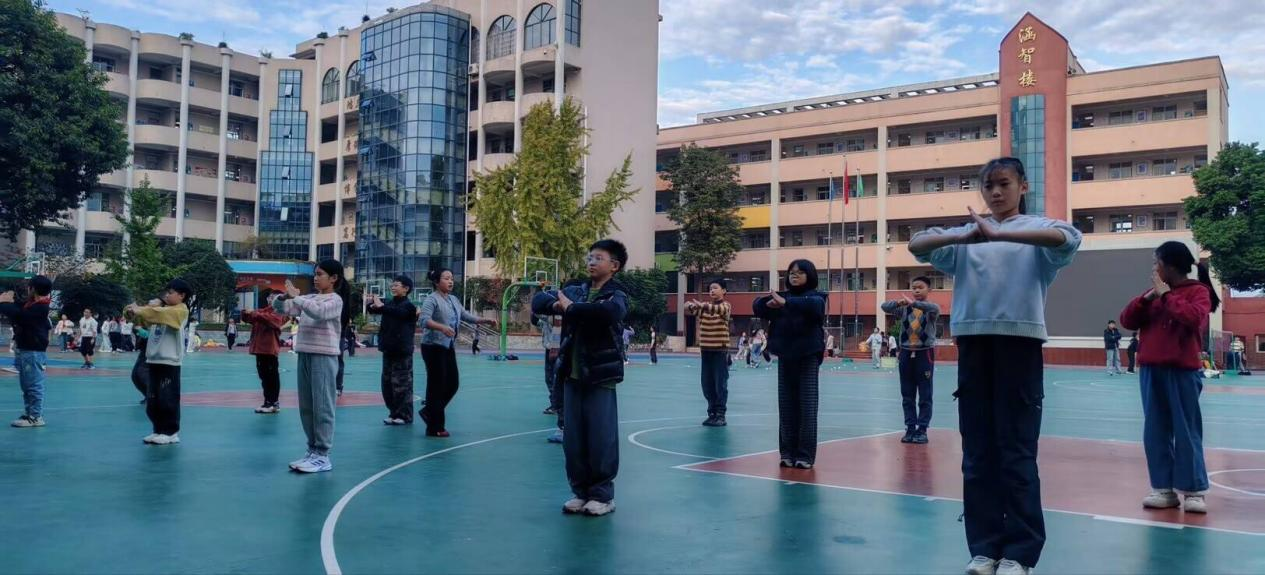 ϰ��ǿ���ǣ�����չӢ�ˡ����˱�����Ϫ�������СѧУ��������