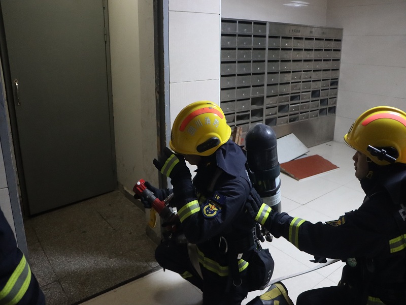 大英县文体路消防救援站深入外滩丽景B区开展实战演练