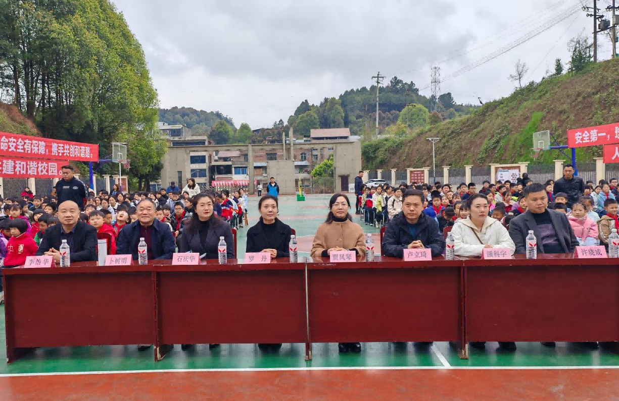 �˱��д������ع�ί��˫������ѧУ��չ���ν��������