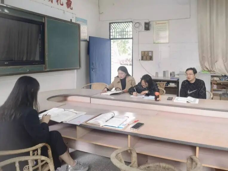 南溪四中八年级数学组开展新学期首次集体备课教研活动