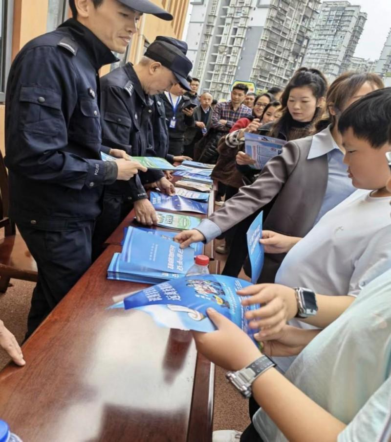 �˱�������������·ѧУ��Я��ͬ�У��ػ��ɳ�