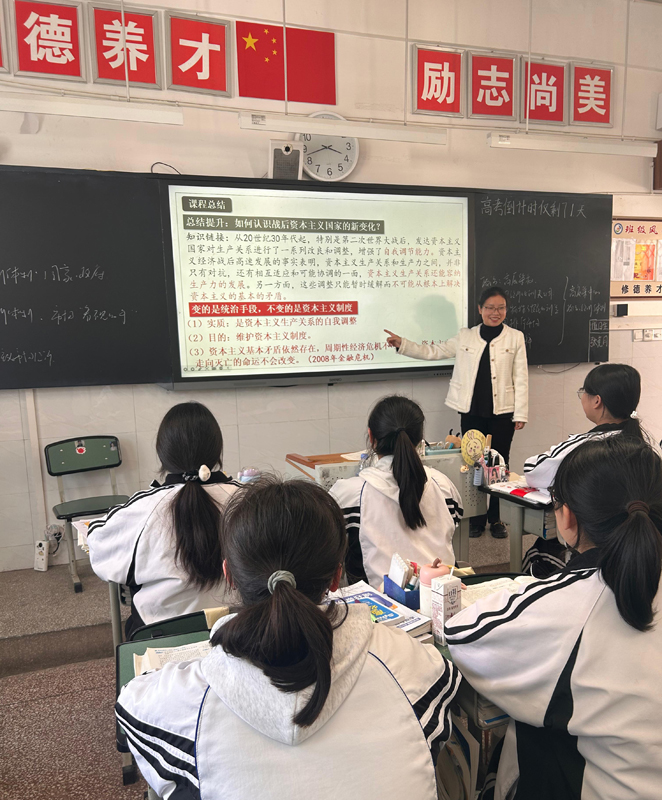 张雪梅老师:三尺讲台书史韵,一腔热忱伴成长