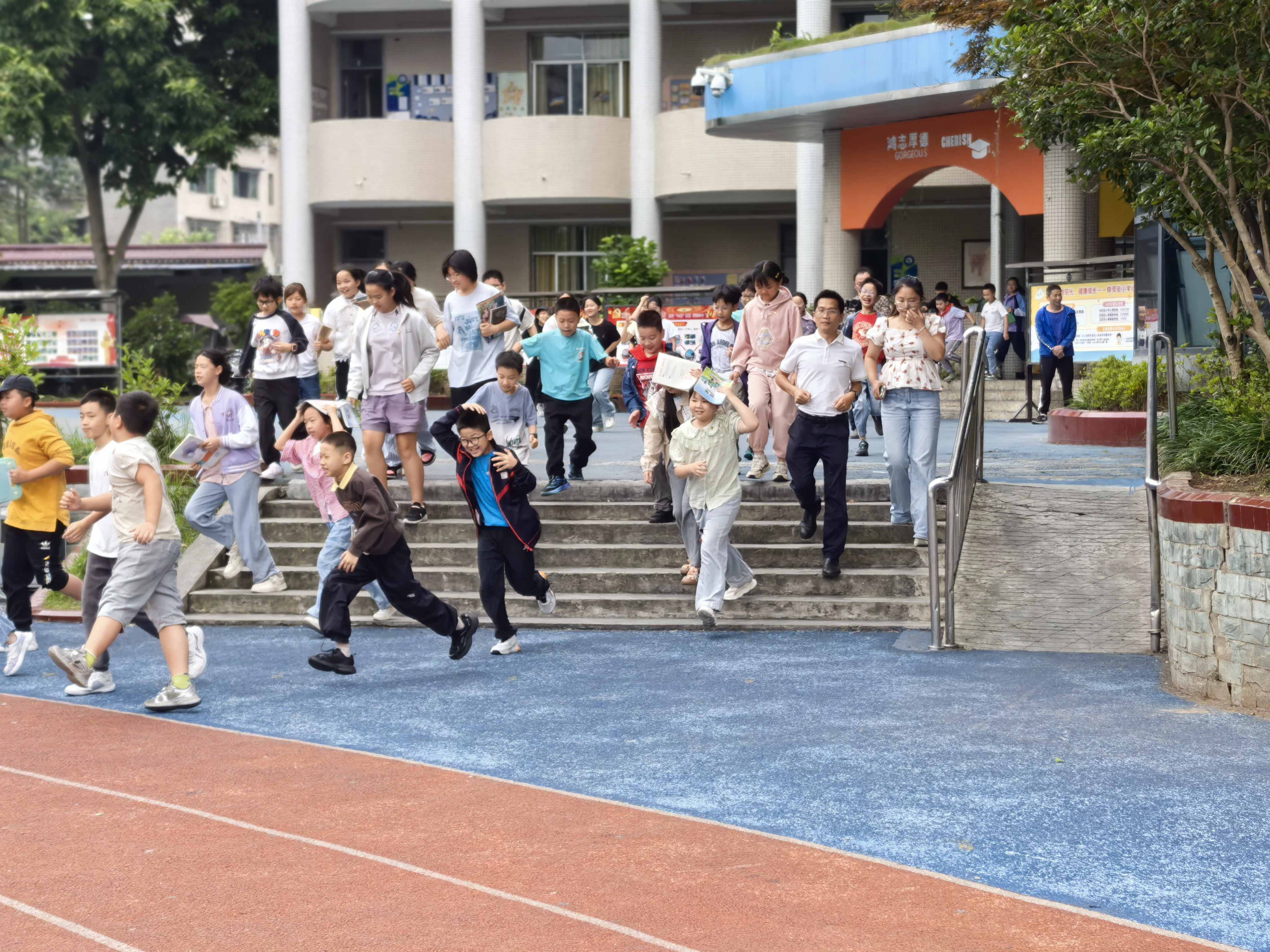 以练筑防 安全同行——宜宾市南溪区钟灵街小学校开展应急逃生演练暨消防技能培训