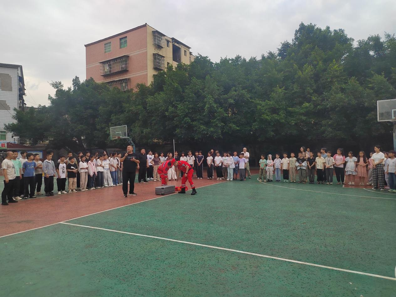 中国好人赵忠工作室防溺水安全讲座暨实操演练走进渠县中滩镇第一学校